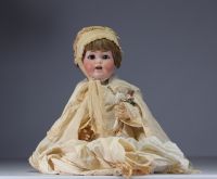 J.D. KESTNER - Bébé caractère tête en biscuit n° 257, bouche ouverte en robe de baptême, vers 1910.