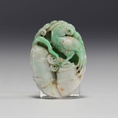 Chine - Pendentif en jade à décor de perruche.