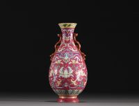 Chine - Vase mural en porcelaine famille rose, sur fond rubis, marque Qianlong.