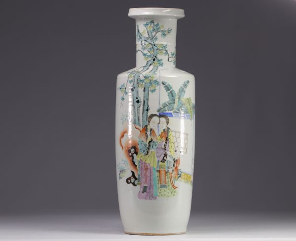 Vase en porcelaine de la Famille Rose à décor de jeunes femmes, XIXe siècle.