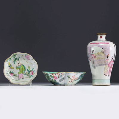 Chine - Lot de porcelaine de la famille rose, XIXe siècle, marque sous le vase.