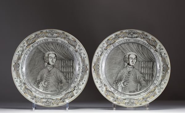 Chine - Paire d'assiettes en porcelaine en grisaille Compagnie des Indes, XVIIIème.