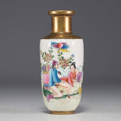 Chine - Vase en porcelaine polychrome à décor de scène érotique, marque sous la pièce, période République.