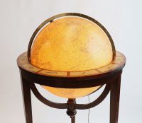 GIRARD & BARRERE, Paris - Globe terrestre lumineux en verre, pied tripode en acajou, signes du zodiaque sur la ceinture en bois, vers 1930