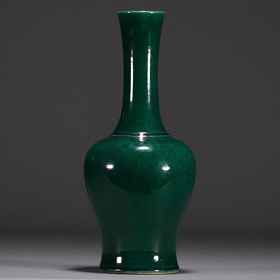 Chine - Vase en porcelaine monochrome de couleur verte, époque Qing.