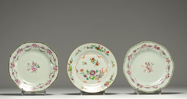 Chine - Ensemble de trois assiettes en porcelaine de la famille rose à décor de fleurs.