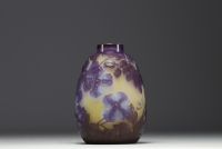 Émile GALLÉ (1846-1904) Vase soufflé en verre multicouche dégagé à l'acide à décor floral, signé.