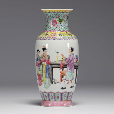 Chine - Vase en porcelaine de la famille rose à décor de dames, période République.