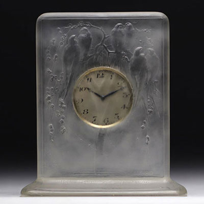 René LALIQUE (1860-1945), small moulded glass clock decorated with swallows, circa 1930.