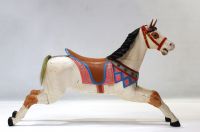 Cheval de manège en bois sculpté polychrome, début XXème.