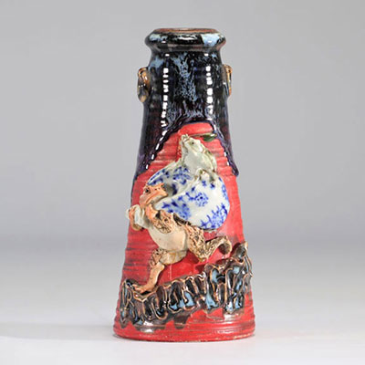 Sumida-Gawa ceramic vase decorated with toads from Japan from 19th century