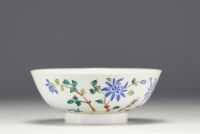 Chine - Bol en porcelaine polychrome à décor de pêches, de fleurs et poème, destiné au marché vietnamien, marque sous la pièce, époque XIXe siècle..