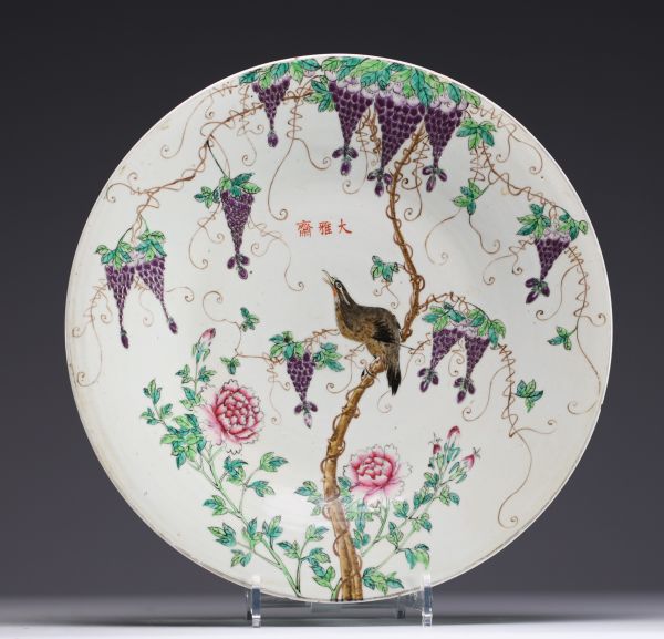 Chine - Grand plat en porcelaine polychrome Dayazhai à décor de glycine et d'un oiseau perché