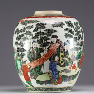 China - A green family polychrome porcelain jug with figures, double circle mark, Qing period.