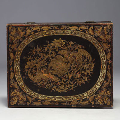 Japan - A lacquer and gold quadrille box decorated with dragons, 18th century.