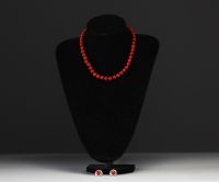 Parure composée d'un collier et d'une paire de boucles d'oreilles en corail rouge.