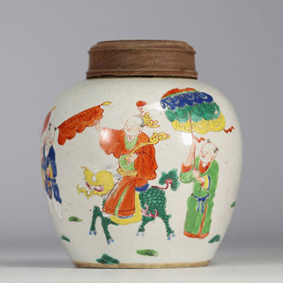 China - Polychrome porcelain covered pot with figures, Kangxi period.