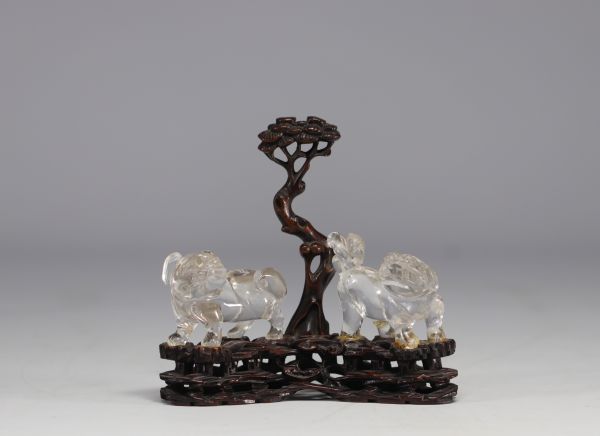 Chine, Chien de Fô en cristal de roche sur socle en bois finement sculpté 19ème.