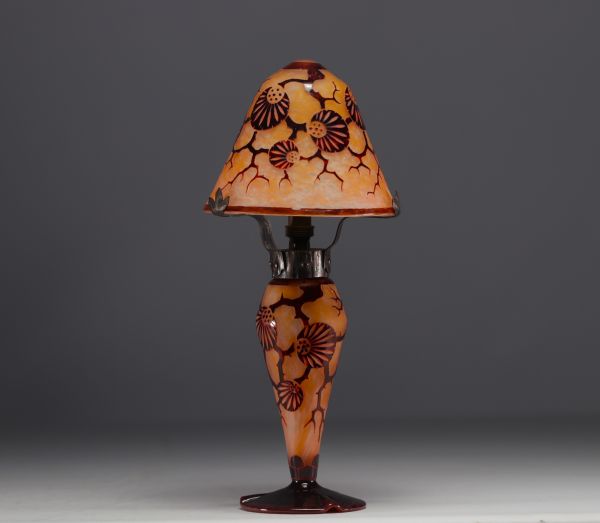 Le Verre Français - Lampe de table à motif d'arbres stylisés.