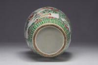 China - Green family porcelain vase decorated with warriors, 19th century.