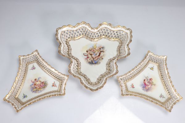 Set of 3 porcelain 'coupes de table' decorated with cherubs