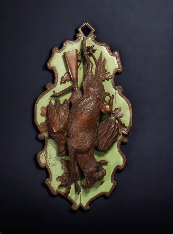 Médaillon d'applique, trophée de chasse en boiserie sculptée de la Forêt noire, XIXe siècle.