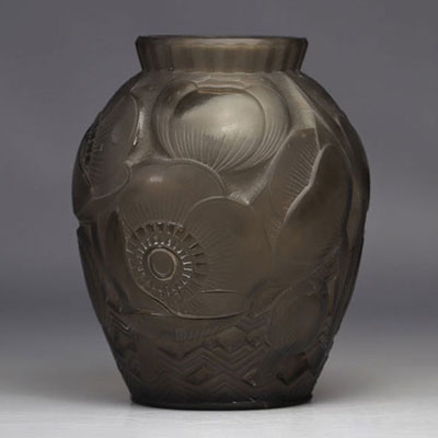 Pierre D'AVESN (Pierre GIRE dit, 1901-1991) Art Deco gray mauve vase with stylized flower motifs