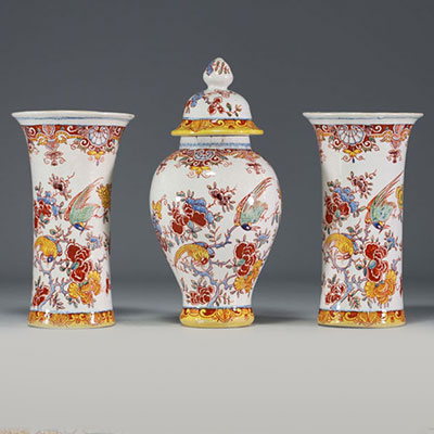 Three-piece Delft earthenware set, 18th-19th century.