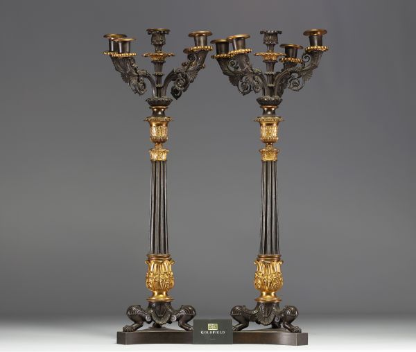 Paire de candélabres en bronze doré et patiné à quatre bras de lumière et un feu central recouvert, base tripode, époque Charles X.