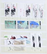 Ensemble de divers albums de timbres et documents de la Chine et du monde.