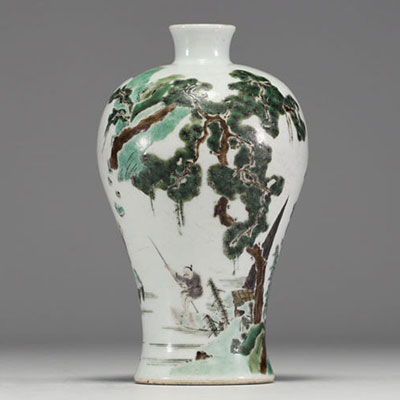 Chine - Vase en porcelaine polychrome à décor de pins et de personnage, marque sur la pièce, XIXème.