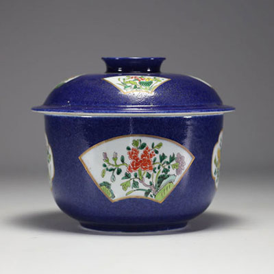 Chine- Pot couvert en porcelaine bleu poudré, cartouche à décor floral, époque Kangxi