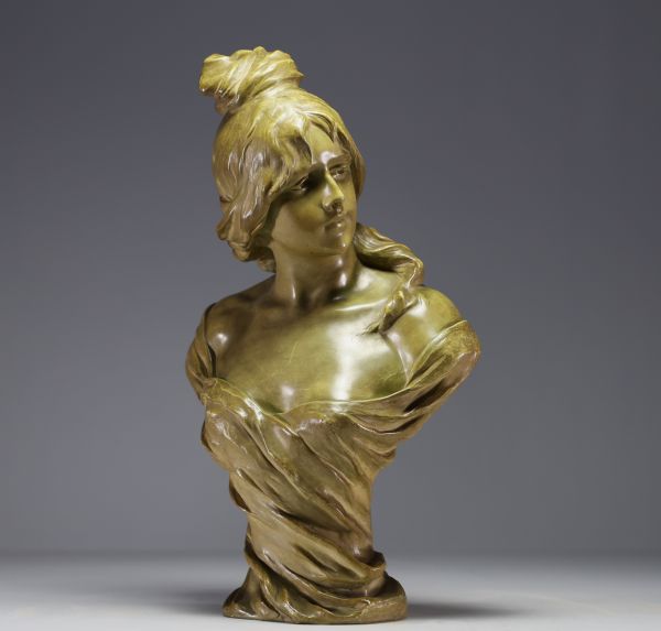 A.H. NELSON (XIXe-XXe siècle) pour GOLDSCHEIDER - Buste de femme en terre cuite patinée d'époque Art Nouveau, signé.