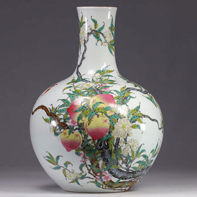 Chine - vase aux neuf pêches en porcelaine, marque Qianlang.