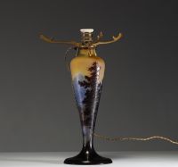 Émile GALLÉ (1846-1904) - Rare lampe champignon en verre multicouche dégagé à l'acide à décor vosgien et aux aigles sur l'abat jour, signée.