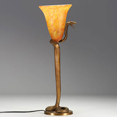 Edgar BRAND (1880-1960) dans le goût de - Lampe Cobra en bronze, tulipe en verre marmoréen.