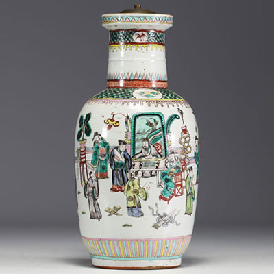 Chine - Vase (monté en lampe) en porcelaine polychrome famille verte à décor de dignitaires, époque XIXe siècle.