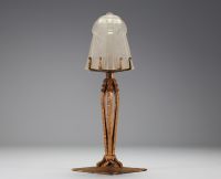 Marius SABINO (1878-1961) Lampe Art Déco en verre sablé et piètement en fer forgé, signée.