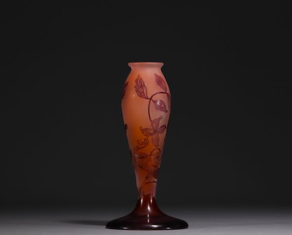 Émile GALLÉ (1846-1904) Pied de Lampe en verre multicouche dégagé à l'acide dans des tons de rose orangé à décor floral, signé.