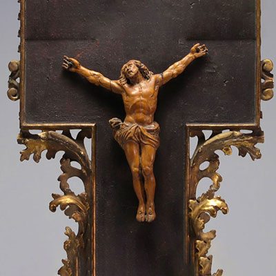 Christ en bois sculpté sur cadre en bois doré, fin XVIIème (Cadre rapporté).