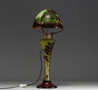 Émile GALLÉ (1846-1904) Grande lampe champignon en verre multicouche dégagé à l'acide au décor de fougères.