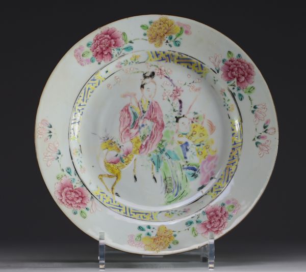 Chine - Assiette en porcelaine polychrome famille rose à décor de personnages et de daims, époque Yongzheng.