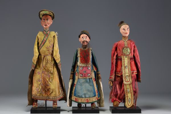 Chine - Ensemble de trois marionnettes de théâtre en costume traditionnel, laque et soie, époque XIXème.