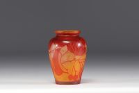 Émile GALLÉ (1846-1904) Petit vase en verre multicouche dégagé à l'acide à décor de baies.