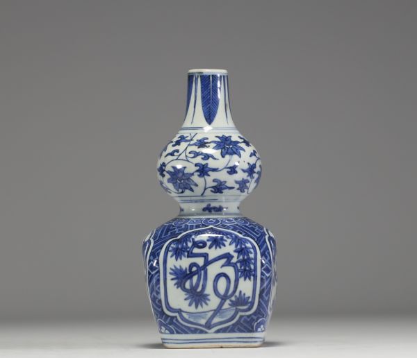 China - White-blue porcelain vase with floral decoration, Wanli mark under the piece.