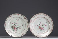 Set of eight plates in pink family polychrome porcelain, 18th century.