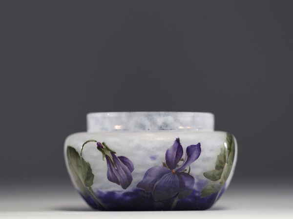 DAUM Nancy - Couve en verre multicouche dégagé à l'acide à décor émaillé de violettes, signée.