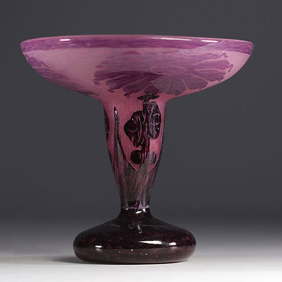 Le Verre Français - Bowl on foot in acid-etched multi-layered glass decorated with dahlias, signed.