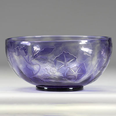 ÉMILE GALLÉ (1846-1904) Grande coupe dégagée à l'acide à décor floral sur fond mauve avec signature japonisante