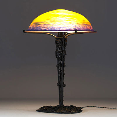 Muller Frères Lunéville - Lampe champignon Art Nouveau, pied en métal martelé à décor de vigne, coupe en verre coloré, signée.